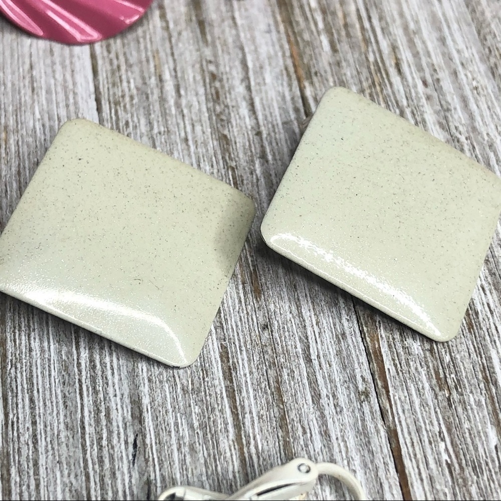 Vintage Metal and Enamel Lightweight Clip-on Earrings - Picture 6 of 7